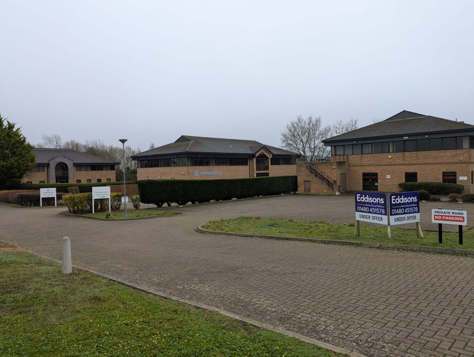 Beautiful garden with colorful flowers, neatly trimmed hedges, and a well-kept lawn by Seaby's Grounds Maintenance in Cambridge.